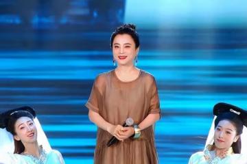 快六十的「玉兔精」李玲玉,穿一襲長裙優雅端莊,氣場好優雅