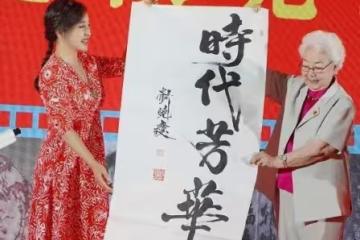 劉曉慶很適合穿紅色的服裝，又喜慶又顯年輕，搭配方式也很獨特