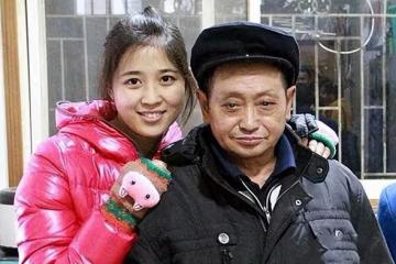 1990年重慶一光棍撿到一女嬰，終身未娶供她讀研，她是怎樣報答的