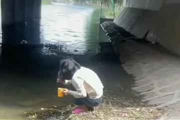 女子流浪在外,沒錢只能住橋洞,用河水洗漱時被一男子看見後收留