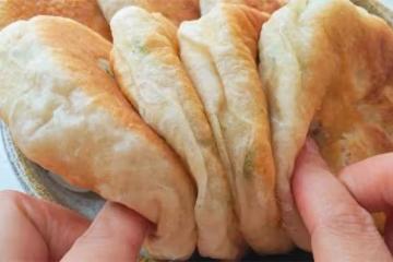 一碗面，一把蔥，筷子一攪，不揉面，這樣做出的餅比麵包還鬆軟