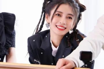 楊穎的新髮型火了,梳「蝴蝶結」小辮子穿白襯衫,清純得像個少女
