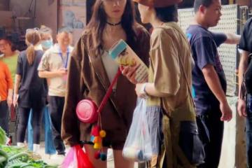 楊冪的私服是內娛「天花板」吧，大碼外套配短褲，下身失蹤好時髦