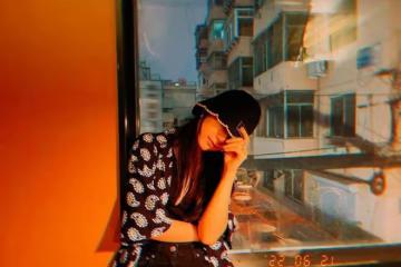 趙今麥的私服穿搭也太卷了,穿黑色碎花裝戴漁夫帽,看著挺潮的