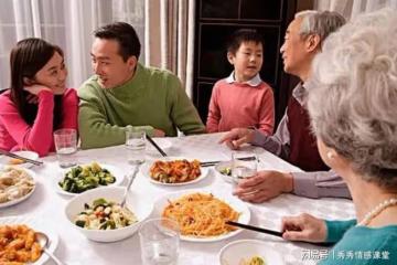 舅姥姥家有4個兒子,老四長得最丑可媳婦最漂亮,姥姥:他騙來的