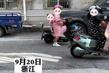 孩子才半歲又懷二胎，沒人幫忙帶孩子，孕婦背著老大騎電動車出行
