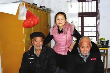 安徽倆兄弟打光棍一輩子，88年收養一女嬰，多年後女兒不離不棄