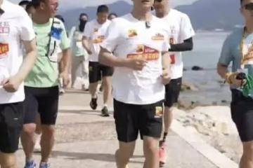 汪峰色膽包天!深圳跑馬拉松,夸女兒好強像章子怡,多次偷瞄金莎