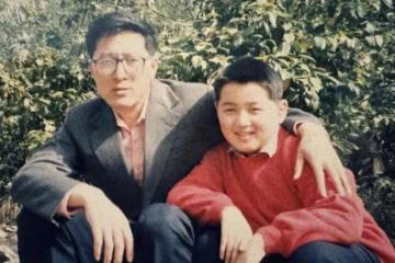 胡歌帥不過爸爸!曬父子合照,小胡歌好胖,顏值逆天建議組團出道
