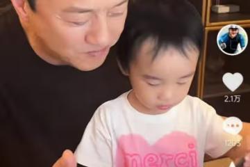 李亞鵬曬幼女近況,2歲夏夏熟練用筷子,左手夾菜投喂爸爸超懂事