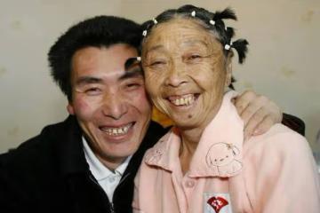 回顧:60歲「高齡老太」為愛整容,嫁給30多歲小伙,後來怎麼樣了