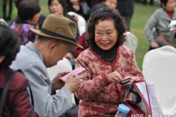 62歲大媽哭訴:和兩個男人再婚後,我才看清男人找老伴的真實目的