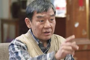 李立群一條圍巾戴35年，背後原因與妻子有關，兩人結婚多年超恩愛
