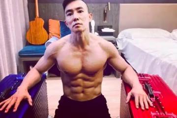 主播大洗牌!50歲的劉畊宏取代李佳琦成為直播一哥:靠的是身材