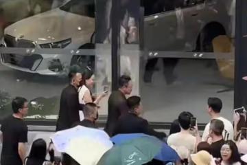 中S去麻六記開業現場蹭流量,被趕走情緒低落,張蘭讓她別添堵