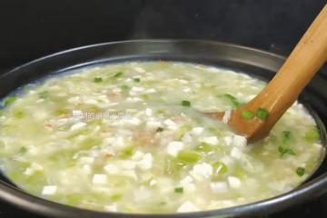豆腐和它天生一對，懂得吃的人不多！煮出消暑羹一碗，滑嫩不膩、一口極致鮮美