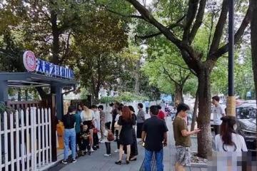 來不及換裝!女子穿「瑜伽褲」去幼稚園接孩子 「一轉身」在場的男家長都淪陷了