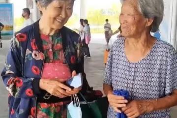 最美一幕!104歲媽媽車站「接77歲女兒回家」 女兒一路小跑「笑得像個孩子」網羨慕:世上最幸福!