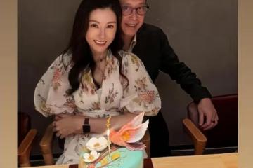 61歲許晉亨狀態回春，陪李嘉欣慶祝生日，夫妻擁抱在蛋糕前合影