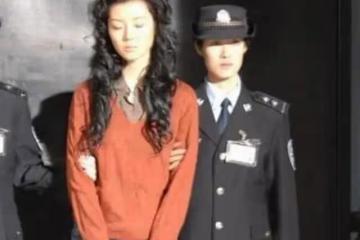 回顧：05年一美女犯人在火化前「死而復生」，家屬下跪哀求饒了她