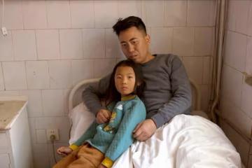 回顧:男子癱瘓後妻子離開,他含淚將女兒送人,女兒稱爸爸我不要