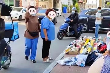 女子在街邊擺攤賣襪子被大媽攆：我店就在旁邊，影響我生意