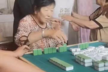 大爺不滿大娘打麻將，到場狠狠拽胳膊讓她回，背後原因卻特別心酸