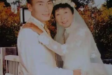 回顧:27歲小伙娶59歲女友,不惜與父母斷絕關係,如今卻敗給現實