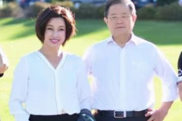 71歲劉曉慶罕見和82歲老公同框，似兩代人，她活力少女他白髮蒼蒼