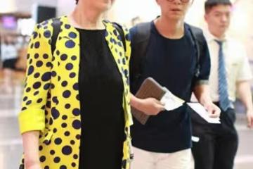 69歲潘虹換了風格減齡10歲,穿黃色西裝+小黑褲,完全沒有大媽味