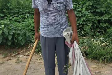 回顧:95年農婦好心救毒蛇,多次放生卻賴著不走,比小孩還聽話