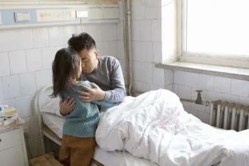 回顧:19年男子癱瘓妻子離開,無奈將女兒送人,女兒哀求別不要我