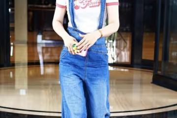 40多歲的黃奕穿T恤配背帶褲，宛如20歲小姑娘，少女感十足還甜美