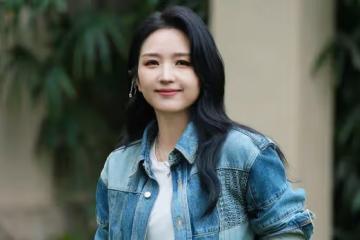 何潔紅毯摔倒引熱議,頻頻失足成焦點,口碑受損難挽回?