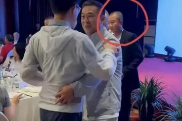40歲文章近照!滿頭白髮蒼老成七八十歲,參加同鄉宴變得唯唯諾諾
