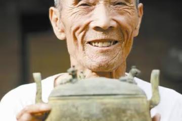 回顧:老漢帶領全村造假,一年凈賺1.6億,警察稱沒辦法他沒違法