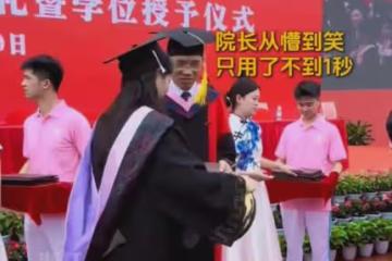 女生拿反光板和院長合影，院長臉白了幾度秒變學長，50歲秒變20歲