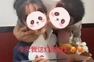 追求女神多年終成功，男子請客吃飯時親吻女友，卻被女友躲避嫌棄