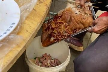 大媽去吃席，菜剛上桌就倒進腳下塑料桶，一桌人餓著肚子面面相覷
