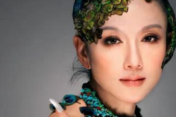 楊麗萍仙氣全無,指甲也剪了,常年吃花瓣水,如今65歲拄拐杖出行