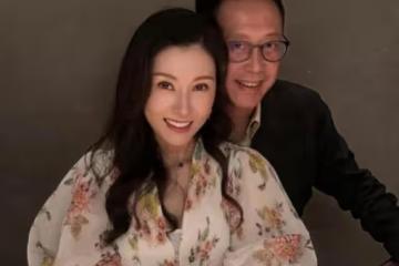 辣眼睛!李嘉欣54歲生日,和闊太們玩疊羅漢,許晉亨從身後抱住她