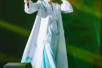 鳳凰傳奇南昌演出服裝曝光,仿古長衫仙氣飄飄,舒適度引關注