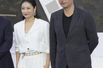 管虎梁靜紅毯秀恩愛，夫妻情深引矚目，旁若無人撒狗糧