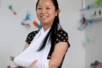 回顧：女子徒手接住2歲墜樓女童，多年後再次回到小區，感慨萬千