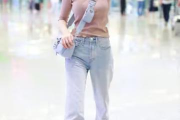 吉娜的身材真讓人嫉妒,穿寬鬆的牛仔褲也能看出曲線感,瘦也好看
