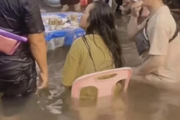 村裡辦席突遇大暴雨,客人半個身子泡在水裡吃席:這席非吃不可?