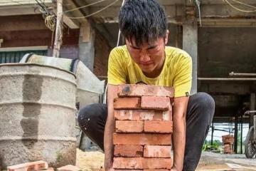 回顧:在工地搬磚高考713分,被嘲考上清華也沒用的林萬東咋樣了