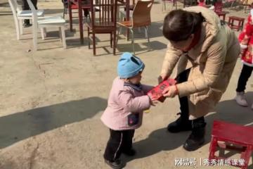 孫子出生公婆包12萬紅包，晚上兒媳打開一看，第二天要給孩子改姓