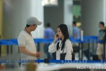 得知妻子和陌生男雙人游,我帶丈母娘去機場迎接,見面後我傻愣了