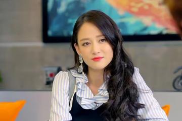陳喬恩凌晨收工曬照，戲服未脫顯疲憊，熊貓玩偶成亮點